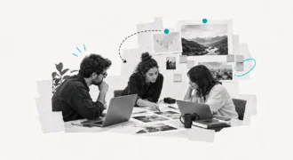 Tre persone lavorano insieme a una redazione, tra computer, documenti e immagini.